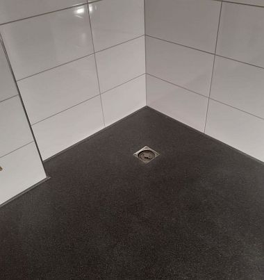 Die Dusche im Boden ausgeformt