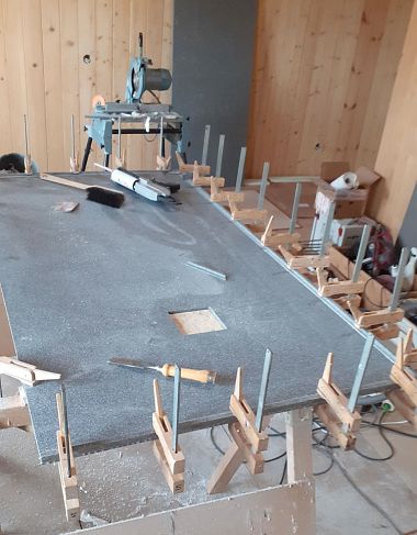 Einpassarbeiten der Hohlkehle vor Ort