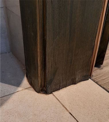 Vom Wasser beschädigter Türe im Bad